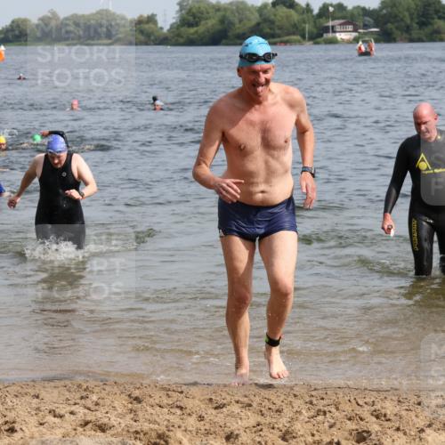 15.06.2025 - 27. Vierlanden-Triathlon Lena Gebhardt http://msf.ph/oto/8010654 15.06.2025 10:07:28 Schwimmen 374, 379, 391, 414, 431, 468 meine-sportfotos.de