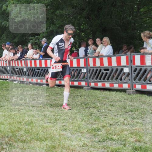 21.06.2025 - 27. Vierlanden-Triathlon KatJ http://msf.ph/oto/8010700 15.06.2025 13:05:07 Ziel 104, 759 meine-sportfotos.de