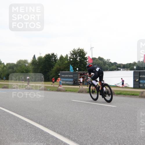 21.06.2025 - 27. Vierlanden-Triathlon H.Heesch http://msf.ph/oto/8010726 15.06.2025 12:59:05 Radfahren 900, 1147 meine-sportfotos.de