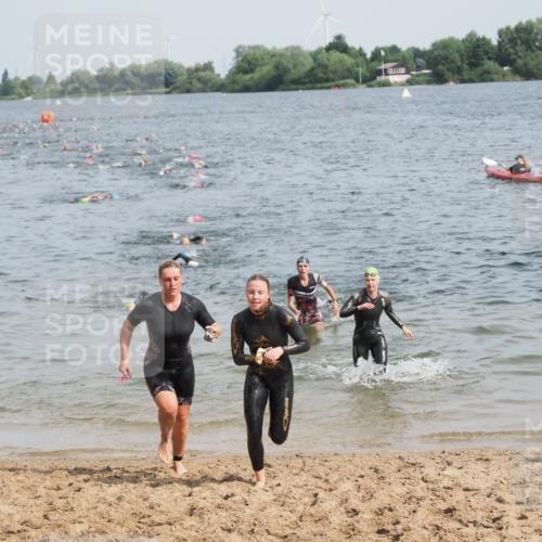 21.06.2025 - 27. Vierlanden-Triathlon MichiJ http://msf.ph/oto/8010770 15.06.2026 10:13:38 Schwimmen 545, 585, 622, 623 meine-sportfotos.de