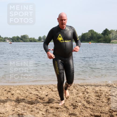 15.06.2025 - 27. Vierlanden-Triathlon Lena Gebhardt http://msf.ph/oto/8010779 15.06.2025 10:07:36 Schwimmen 379, 391, 468 meine-sportfotos.de