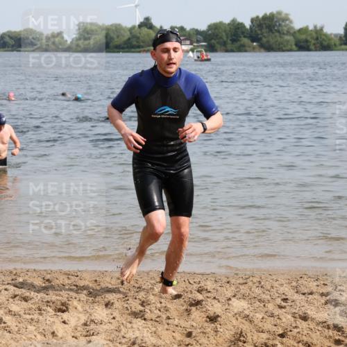 15.06.2025 - 27. Vierlanden-Triathlon Lena Gebhardt http://msf.ph/oto/8010814 15.06.2025 10:07:39 Schwimmen 371, 379, 391, 468 meine-sportfotos.de