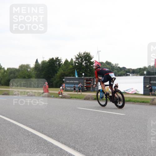 21.06.2025 - 27. Vierlanden-Triathlon H.Heesch http://msf.ph/oto/8010845 15.06.2025 12:59:50 Radfahren 1138, 1154, 1157 meine-sportfotos.de