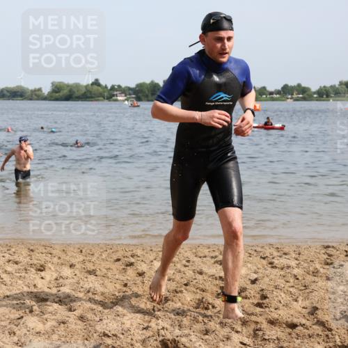 15.06.2025 - 27. Vierlanden-Triathlon Lena Gebhardt http://msf.ph/oto/8010847 15.06.2025 10:07:40 Schwimmen 371, 379, 391, 468 meine-sportfotos.de