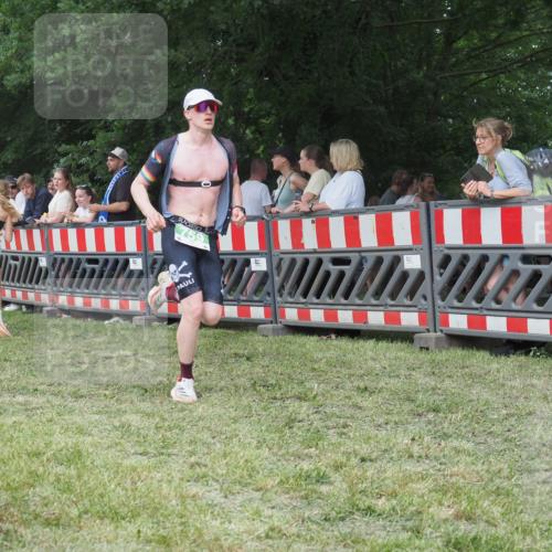 21.06.2025 - 27. Vierlanden-Triathlon KatJ http://msf.ph/oto/8010849 15.06.2025 13:05:14 Ziel 759 meine-sportfotos.de