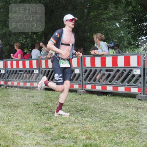 21.06.2025 - 27. Vierlanden-Triathlon KatJ http://msf.ph/oto/8010896 15.06.2025 13:05:15 Ziel 759, 1032 meine-sportfotos.de