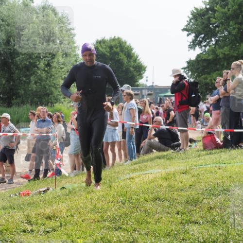 15.06.2025 - 27. Vierlanden-Triathlon KatJ http://msf.ph/oto/8010955 15.06.2025 10:10:28 Schwimmen 417, 444 meine-sportfotos.de