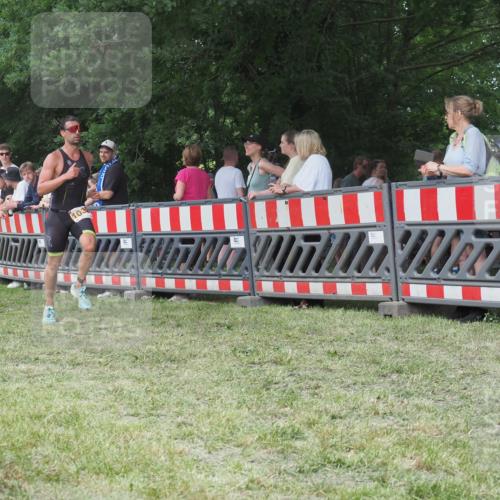 21.06.2025 - 27. Vierlanden-Triathlon KatJ http://msf.ph/oto/8010982 15.06.2025 13:05:25 Ziel 1032 meine-sportfotos.de