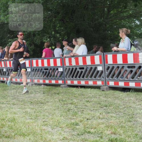 21.06.2025 - 27. Vierlanden-Triathlon KatJ http://msf.ph/oto/8010997 15.06.2025 13:05:25 Ziel 1032 meine-sportfotos.de