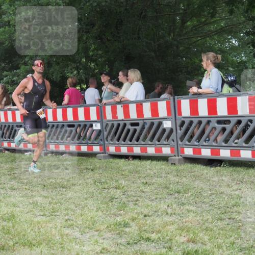 21.06.2025 - 27. Vierlanden-Triathlon KatJ http://msf.ph/oto/8011007 15.06.2025 13:05:25 Ziel 1032 meine-sportfotos.de