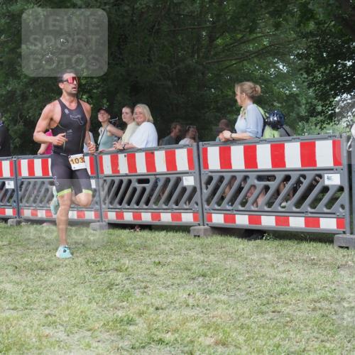 21.06.2025 - 27. Vierlanden-Triathlon KatJ http://msf.ph/oto/8011034 15.06.2025 13:05:26 Ziel 1032 meine-sportfotos.de