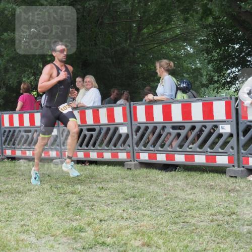 21.06.2025 - 27. Vierlanden-Triathlon KatJ http://msf.ph/oto/8011041 15.06.2025 13:05:26 Ziel 1032 meine-sportfotos.de