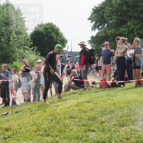 15.06.2025 - 27. Vierlanden-Triathlon KatJ http://msf.ph/oto/8011044 15.06.2025 10:11:06 Schwimmen 451 meine-sportfotos.de