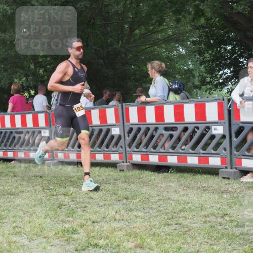 21.06.2025 - 27. Vierlanden-Triathlon KatJ http://msf.ph/oto/8011049 15.06.2025 13:05:26 Ziel 1032 meine-sportfotos.de