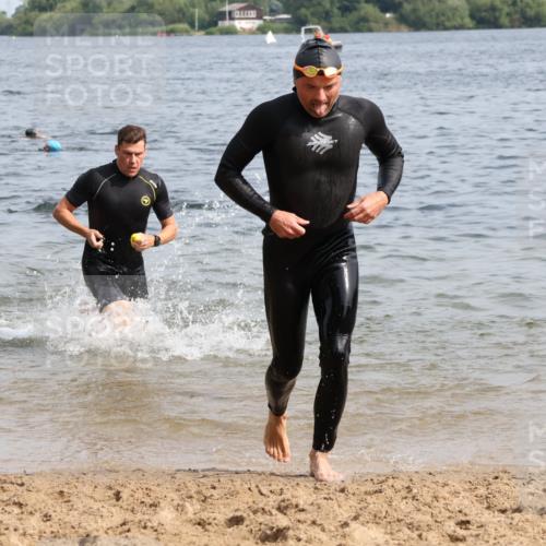 15.06.2025 - 27. Vierlanden-Triathlon Lena Gebhardt http://msf.ph/oto/8011052 15.06.2025 10:07:53 Schwimmen 371, 395, 407 meine-sportfotos.de