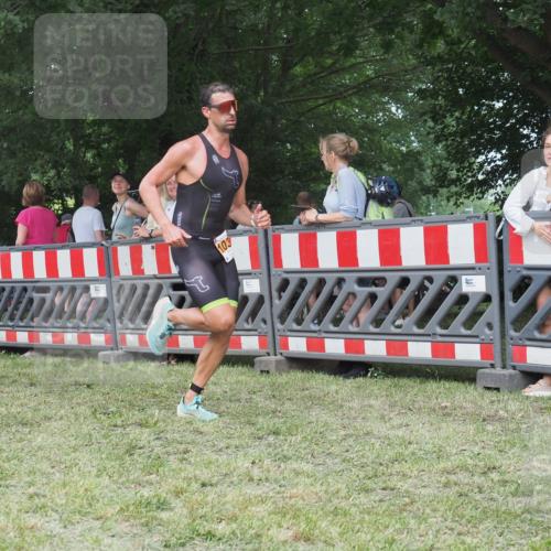 21.06.2025 - 27. Vierlanden-Triathlon KatJ http://msf.ph/oto/8011059 15.06.2025 13:05:26 Ziel 1032 meine-sportfotos.de