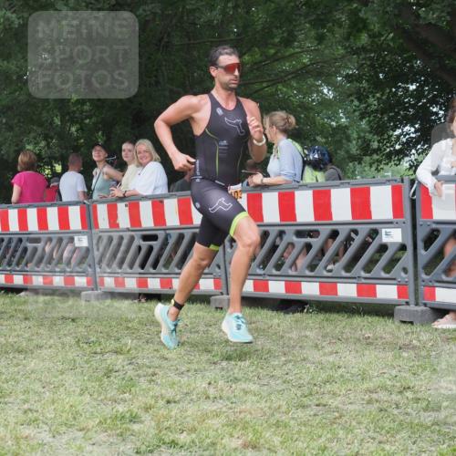 21.06.2025 - 27. Vierlanden-Triathlon KatJ http://msf.ph/oto/8011066 15.06.2025 13:05:26 Ziel 1032 meine-sportfotos.de