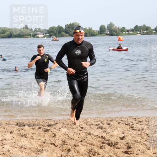 15.06.2025 - 27. Vierlanden-Triathlon Lena Gebhardt http://msf.ph/oto/8011067 15.06.2025 10:07:53 Schwimmen 371, 395, 407 meine-sportfotos.de