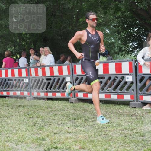 21.06.2025 - 27. Vierlanden-Triathlon KatJ http://msf.ph/oto/8011078 15.06.2025 13:05:26 Ziel 1032 meine-sportfotos.de