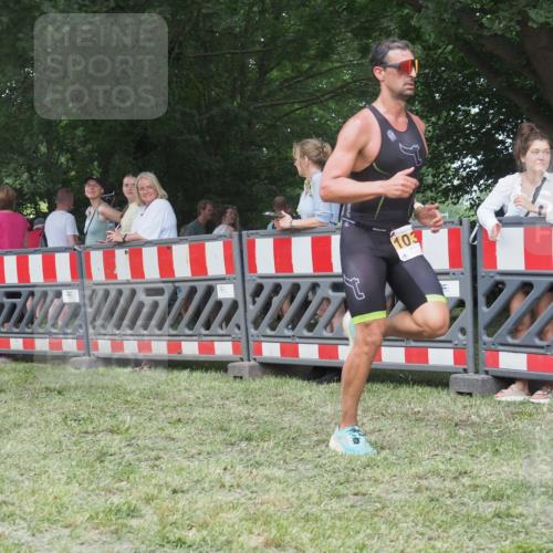 21.06.2025 - 27. Vierlanden-Triathlon KatJ http://msf.ph/oto/8011089 15.06.2025 13:05:27 Ziel 1032 meine-sportfotos.de