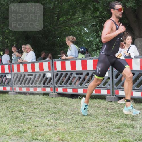 21.06.2025 - 27. Vierlanden-Triathlon KatJ http://msf.ph/oto/8011095 15.06.2025 13:05:27 Ziel 1032 meine-sportfotos.de
