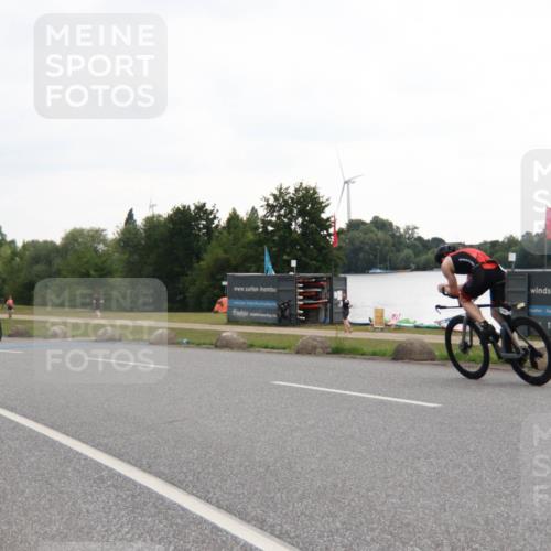 21.06.2025 - 27. Vierlanden-Triathlon H.Heesch http://msf.ph/oto/8011099 15.06.2025 13:01:18 Radfahren 1097, 1113 meine-sportfotos.de