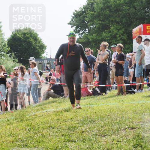 15.06.2025 - 27. Vierlanden-Triathlon KatJ http://msf.ph/oto/8011103 15.06.2025 10:11:08 Schwimmen 451 meine-sportfotos.de