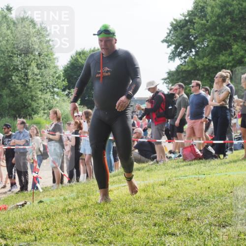 15.06.2025 - 27. Vierlanden-Triathlon KatJ http://msf.ph/oto/8011119 15.06.2025 10:11:10 Schwimmen 451 meine-sportfotos.de