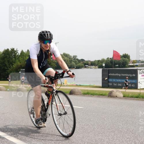 15.06.2025 - 27. Vierlanden-Triathlon H.Heesch http://msf.ph/oto/8011125 15.06.2025 11:02:00 Radfahren 32, 221, 238, 567 meine-sportfotos.de