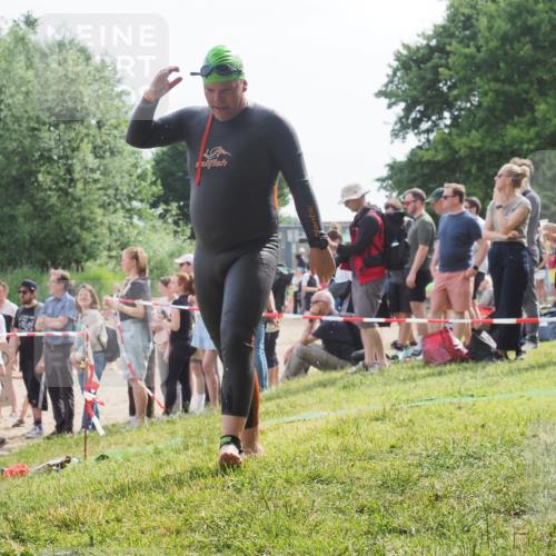 15.06.2025 - 27. Vierlanden-Triathlon KatJ http://msf.ph/oto/8011133 15.06.2025 10:11:10 Schwimmen 451 meine-sportfotos.de