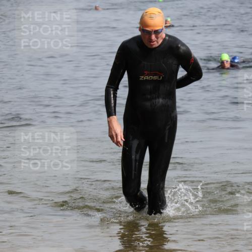 15.06.2025 - 27. Vierlanden-Triathlon Lena Gebhardt http://msf.ph/oto/8011142 15.06.2025 10:07:57 Schwimmen 371, 373, 395, 403, 407 meine-sportfotos.de