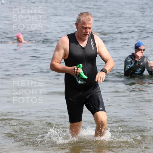 15.06.2025 - 27. Vierlanden-Triathlon Lena Gebhardt http://msf.ph/oto/8011150 15.06.2025 10:07:59 Schwimmen 373, 395, 403, 407 meine-sportfotos.de