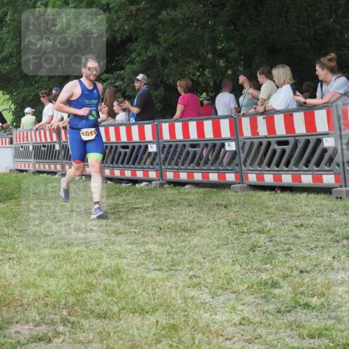 21.06.2025 - 27. Vierlanden-Triathlon KatJ http://msf.ph/oto/8011157 15.06.2025 13:05:55 Ziel 692, 837, 1017 meine-sportfotos.de