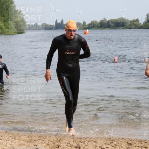15.06.2025 - 27. Vierlanden-Triathlon Lena Gebhardt http://msf.ph/oto/8011167 15.06.2025 10:08:00 Schwimmen 373, 395, 403, 407 meine-sportfotos.de