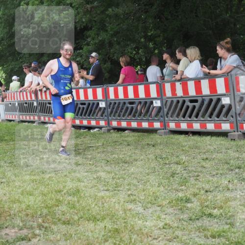 21.06.2025 - 27. Vierlanden-Triathlon KatJ http://msf.ph/oto/8011170 15.06.2025 13:05:55 Ziel 692, 837, 1017 meine-sportfotos.de