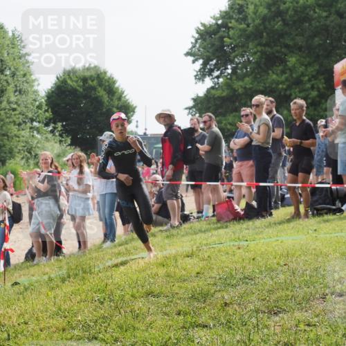 15.06.2025 - 27. Vierlanden-Triathlon KatJ http://msf.ph/oto/8011177 15.06.2025 10:12:51 Schwimmen 625 meine-sportfotos.de