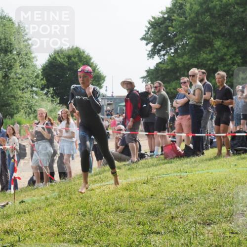 15.06.2025 - 27. Vierlanden-Triathlon KatJ http://msf.ph/oto/8011188 15.06.2025 10:12:52 Schwimmen 625 meine-sportfotos.de