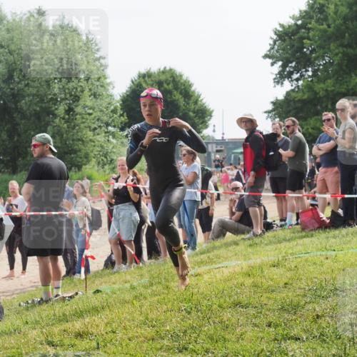 15.06.2025 - 27. Vierlanden-Triathlon KatJ http://msf.ph/oto/8011203 15.06.2025 10:12:52 Schwimmen 625 meine-sportfotos.de