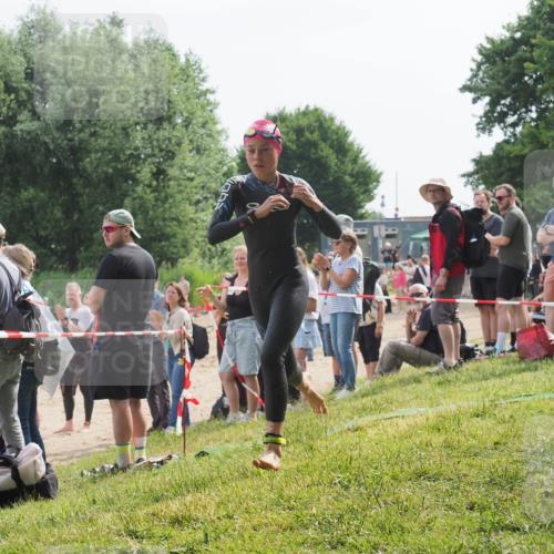 15.06.2025 - 27. Vierlanden-Triathlon KatJ http://msf.ph/oto/8011213 15.06.2025 10:12:52 Schwimmen 625 meine-sportfotos.de