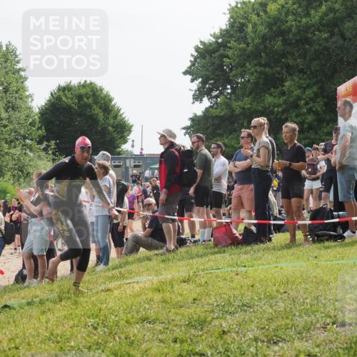 15.06.2025 - 27. Vierlanden-Triathlon KatJ http://msf.ph/oto/8011242 15.06.2025 10:13:00 Schwimmen 512, 625 meine-sportfotos.de