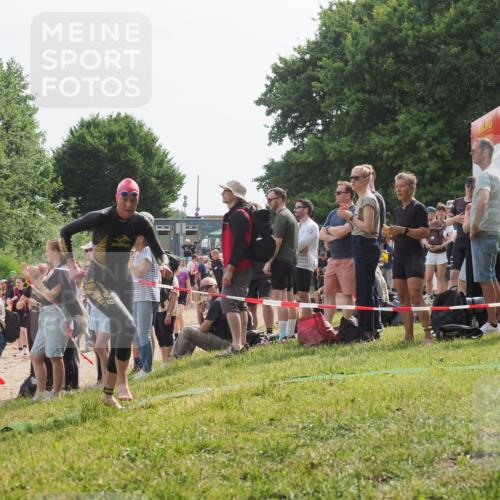 15.06.2025 - 27. Vierlanden-Triathlon KatJ http://msf.ph/oto/8011247 15.06.2025 10:13:01 Schwimmen 512, 625 meine-sportfotos.de