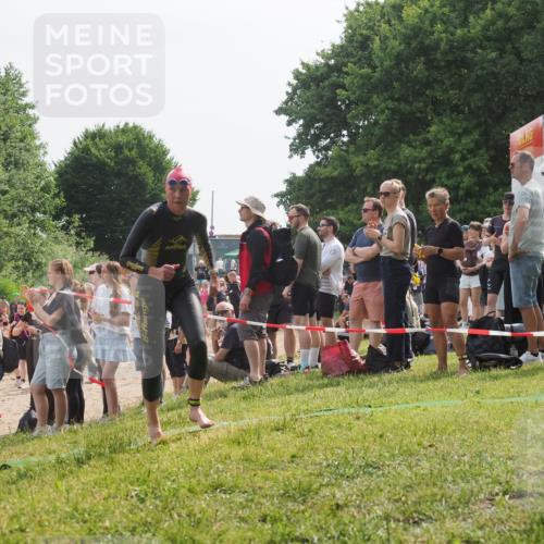 15.06.2025 - 27. Vierlanden-Triathlon KatJ http://msf.ph/oto/8011264 15.06.2025 10:13:01 Schwimmen 512, 625 meine-sportfotos.de
