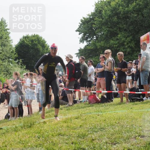 15.06.2025 - 27. Vierlanden-Triathlon KatJ http://msf.ph/oto/8011272 15.06.2025 10:13:01 Schwimmen 512, 625 meine-sportfotos.de
