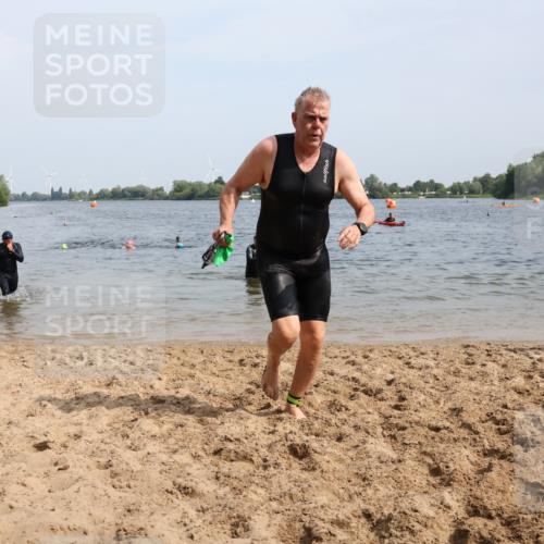 15.06.2025 - 27. Vierlanden-Triathlon Lena Gebhardt http://msf.ph/oto/8011284 15.06.2025 10:08:05 Schwimmen 295, 373, 395, 403, 407 meine-sportfotos.de