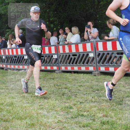 21.06.2025 - 27. Vierlanden-Triathlon KatJ http://msf.ph/oto/8011294 15.06.2025 13:05:57 Ziel 692, 837, 1017 meine-sportfotos.de