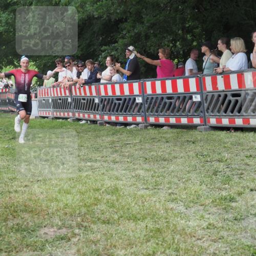 21.06.2025 - 27. Vierlanden-Triathlon KatJ http://msf.ph/oto/8011308 15.06.2025 13:05:59 Ziel 692 meine-sportfotos.de