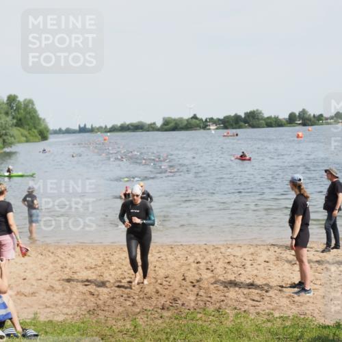 21.06.2025 - 27. Vierlanden-Triathlon MichiJ http://msf.ph/oto/8011309 15.06.2026 10:13:59 Schwimmen 472, 475, 490, 540 meine-sportfotos.de