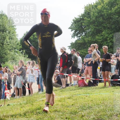 15.06.2025 - 27. Vierlanden-Triathlon KatJ http://msf.ph/oto/8011317 15.06.2025 10:13:02 Schwimmen 512 meine-sportfotos.de