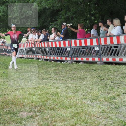 21.06.2025 - 27. Vierlanden-Triathlon KatJ http://msf.ph/oto/8011318 15.06.2025 13:05:59 Ziel 692 meine-sportfotos.de