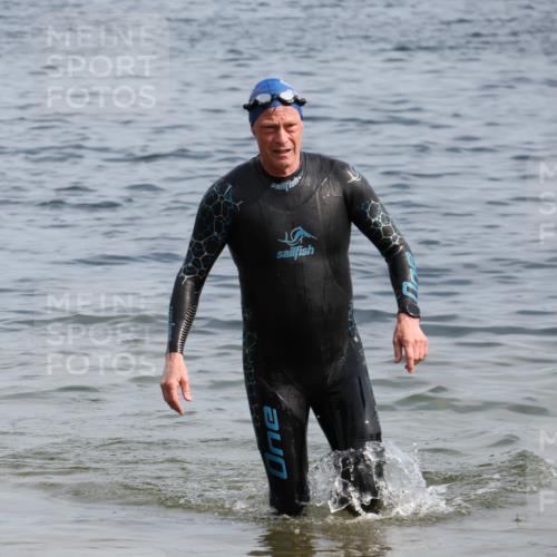 15.06.2025 - 27. Vierlanden-Triathlon Lena Gebhardt http://msf.ph/oto/8011335 15.06.2025 10:08:09 Schwimmen 295, 373, 399, 403 meine-sportfotos.de